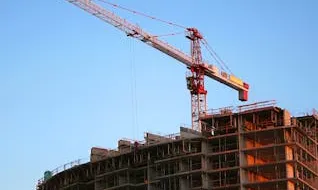 Construcció d'un edifici amb una grua 