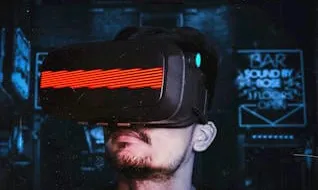 Home amb un casc de realitat virtual