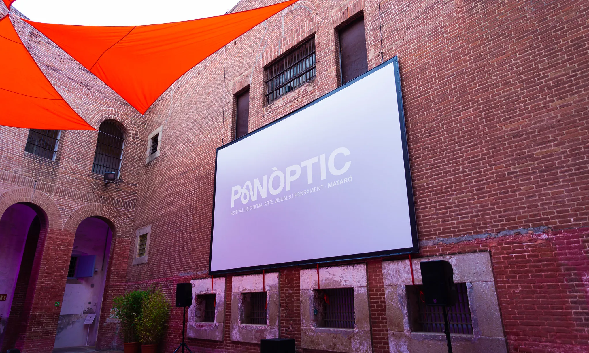 El Panòptic combina projeccions, exposicions i activitats per fomentar el debat sobre els reptes del món digital.