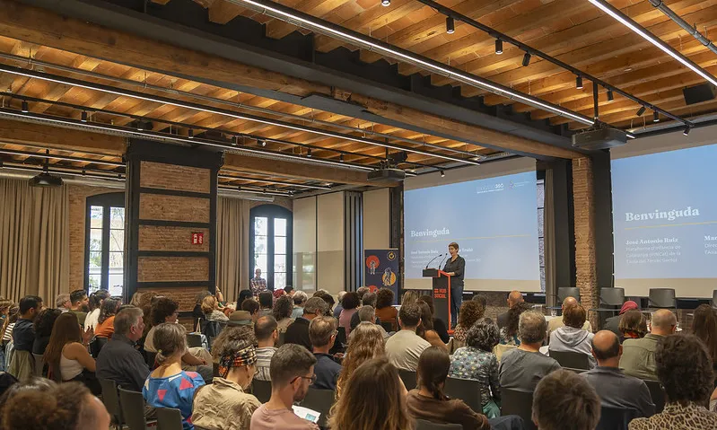 Ampliar els espais de trobada i joc durant tot l’estiu, obrint equipaments públics com escoles, biblioteques, piscines o poliesportius