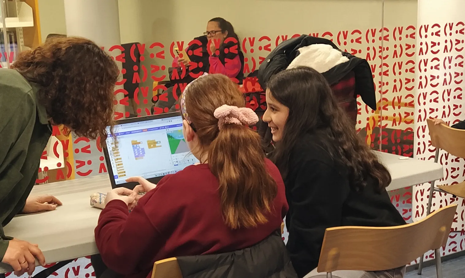 Sessió de Code Club a la Biblioteca de Viladecans.