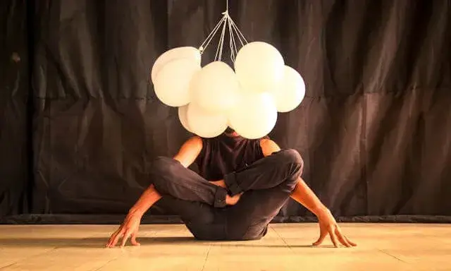 Persona en un escenari amb globus Persona en un escenari amb globus