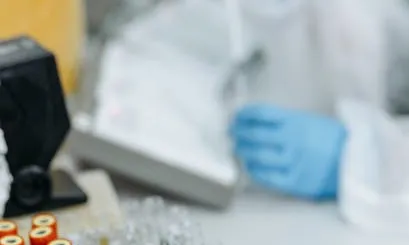 Centre de recerca Persona en un laboratori amb provetes i material de recerca