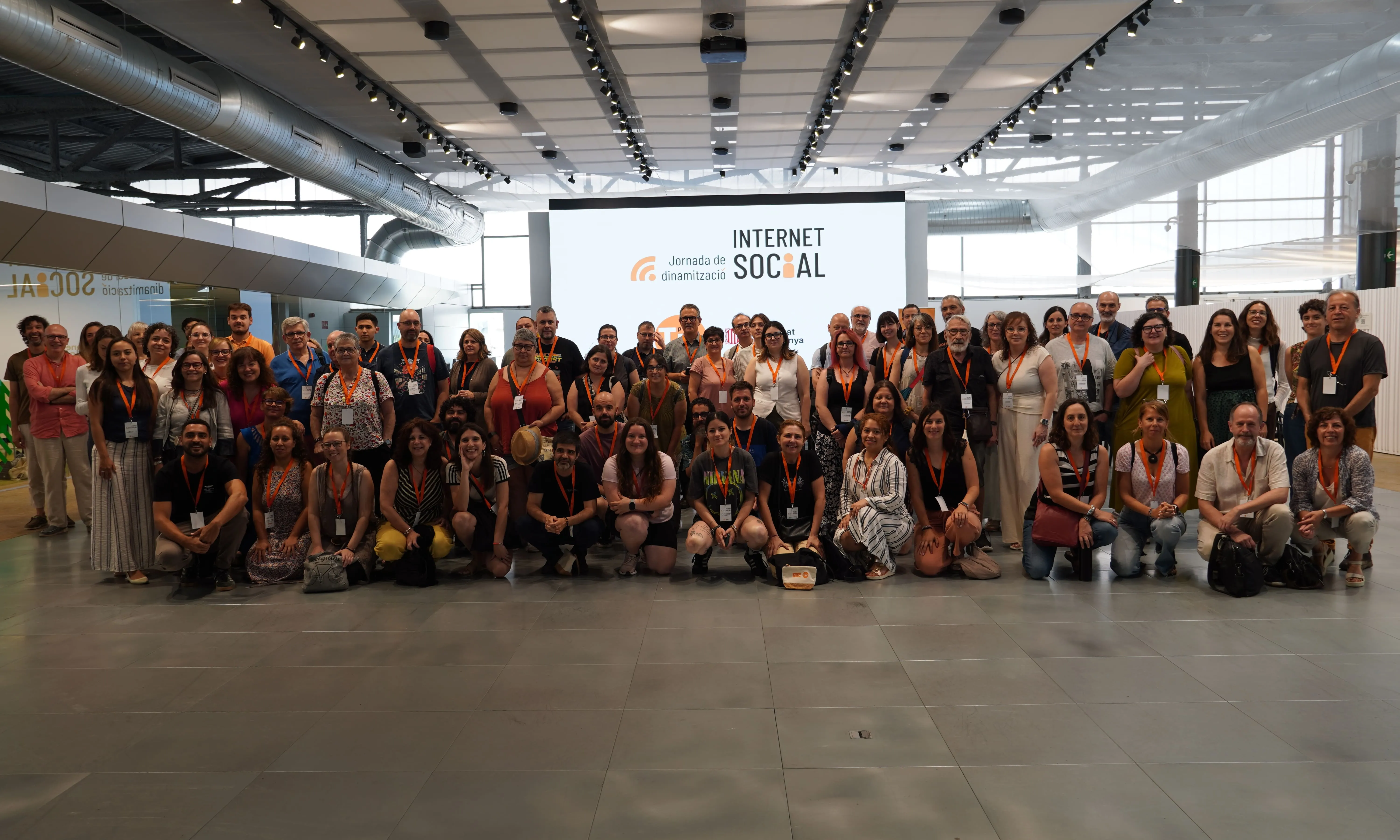Fotografia de família de les assistents a la Jornada de Dinamització de la Internet Social 2025.