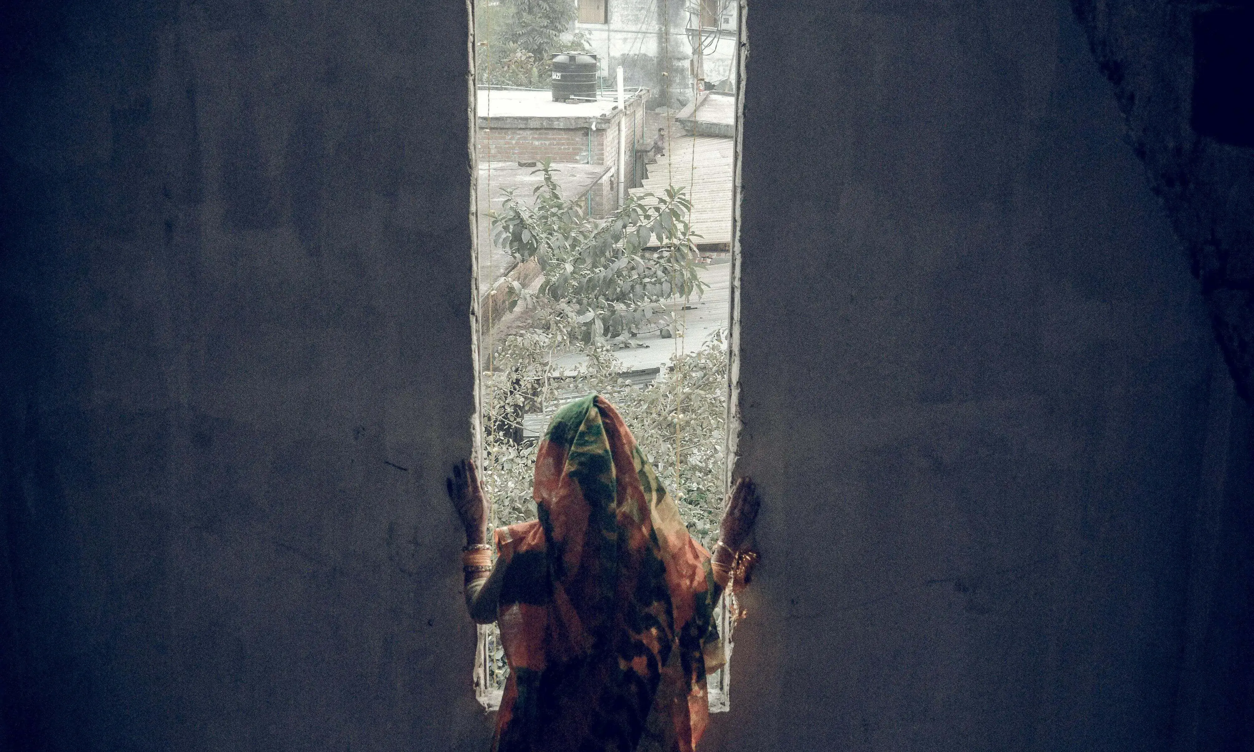 Dona de Bangladesh mirant per una finestra Dona de Bangladesh mirant per una finestra