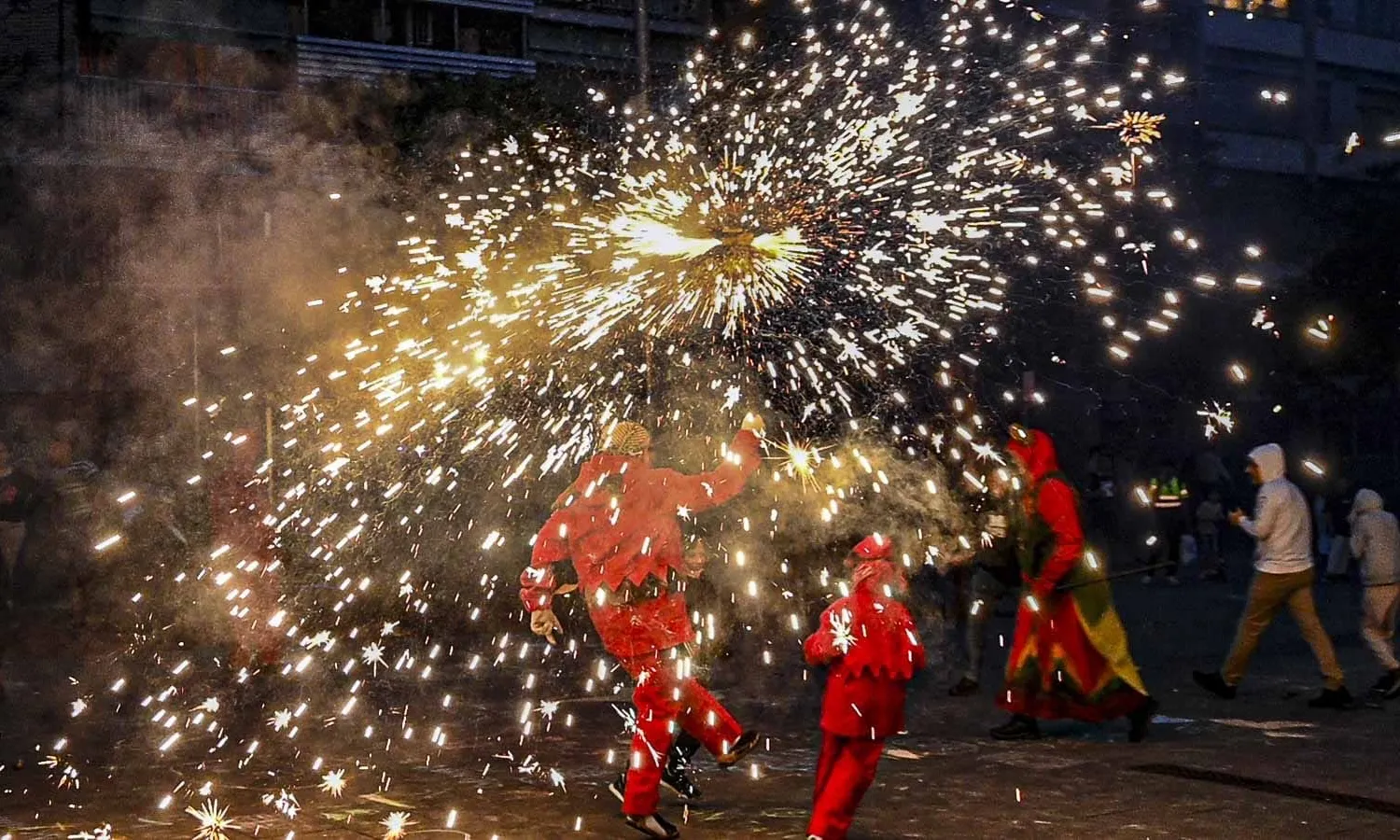 Imatge d'un ball de diables amb espurnes saltant.