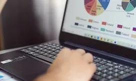 Mans escrivint un informe d'emprenedoria Mans escrivint un informe d'emprenedoria