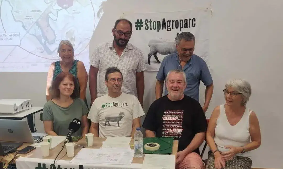 StopAgroparc és un moviment transversal que lluita per aturar la implantació del macroprojecte d'agroparc d’Ametller Origen a l'Alt Penedès. 