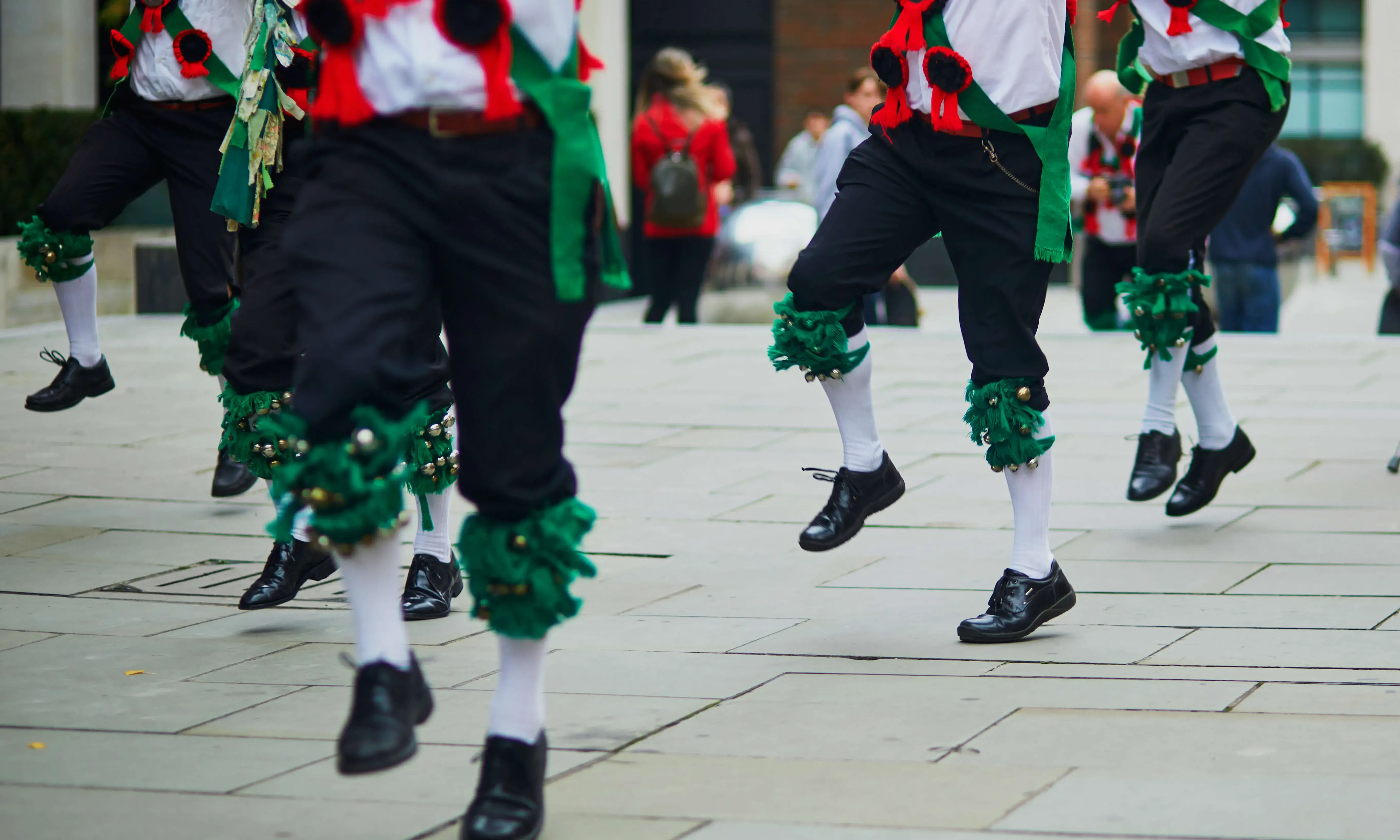 Un grup de persones ballant balls tradicionals celtes.