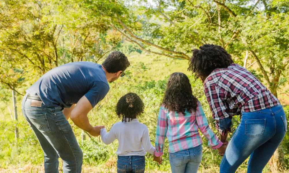 Una família gaudeix a la natura