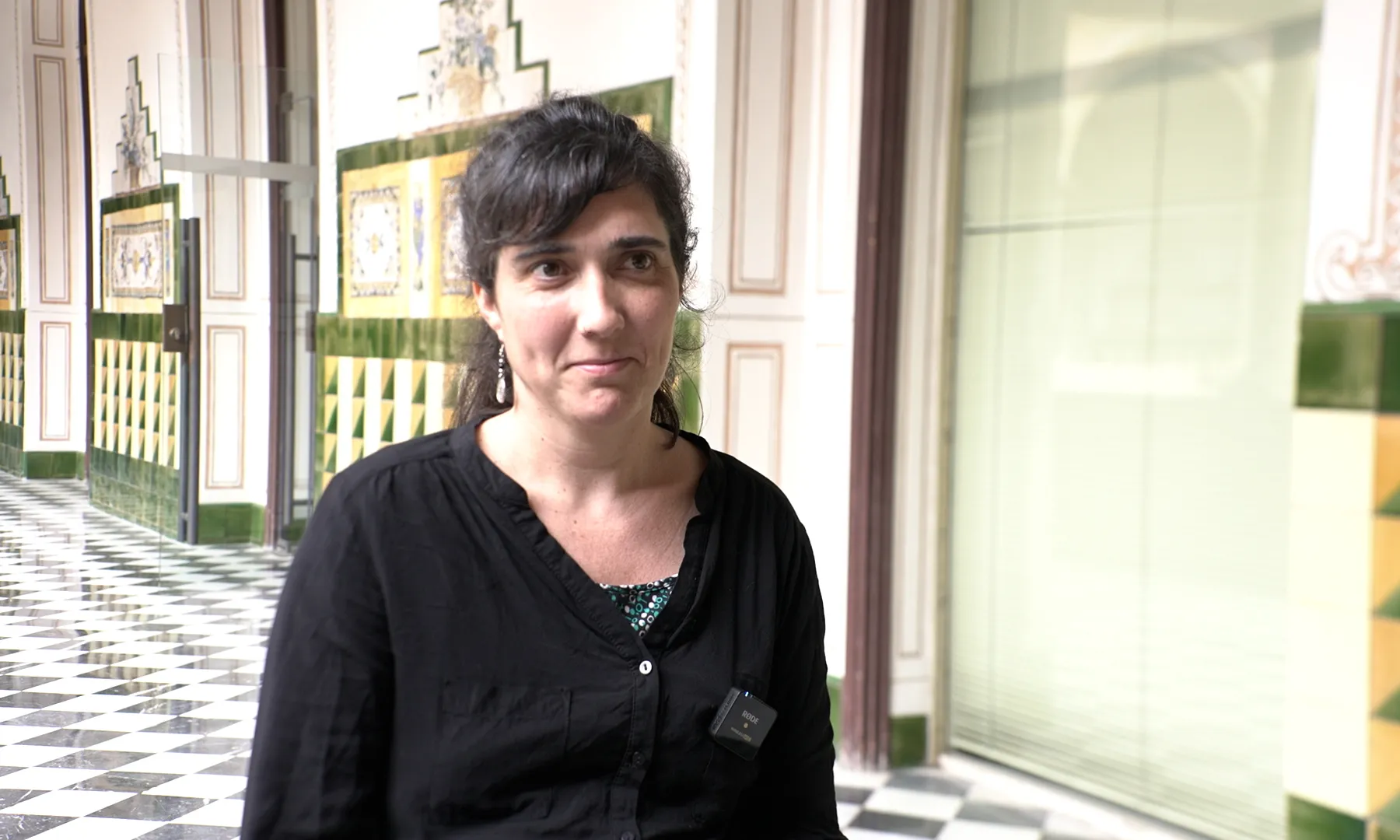 Lorraine Leete, asseguda en una cadira i en un pla americà.