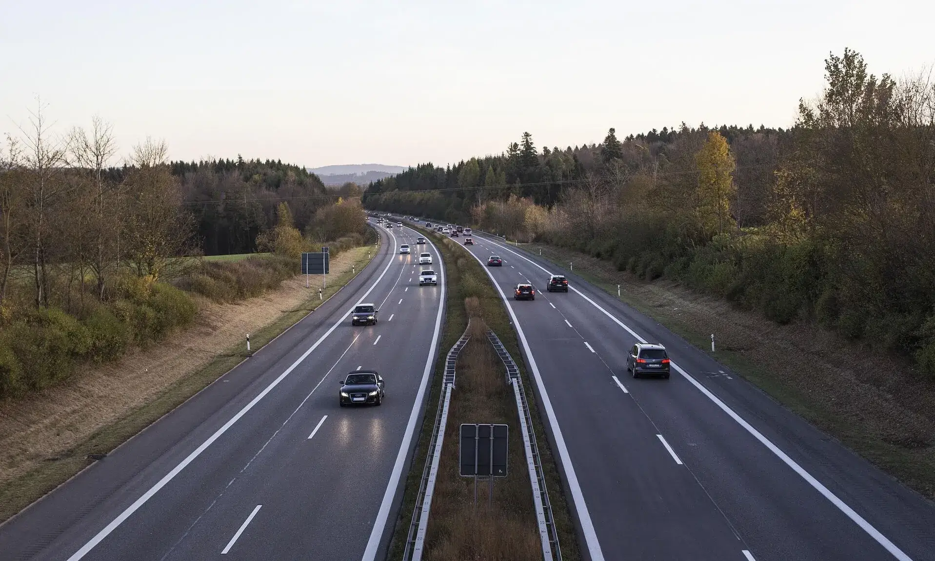 Cotxes circulant per una carretera