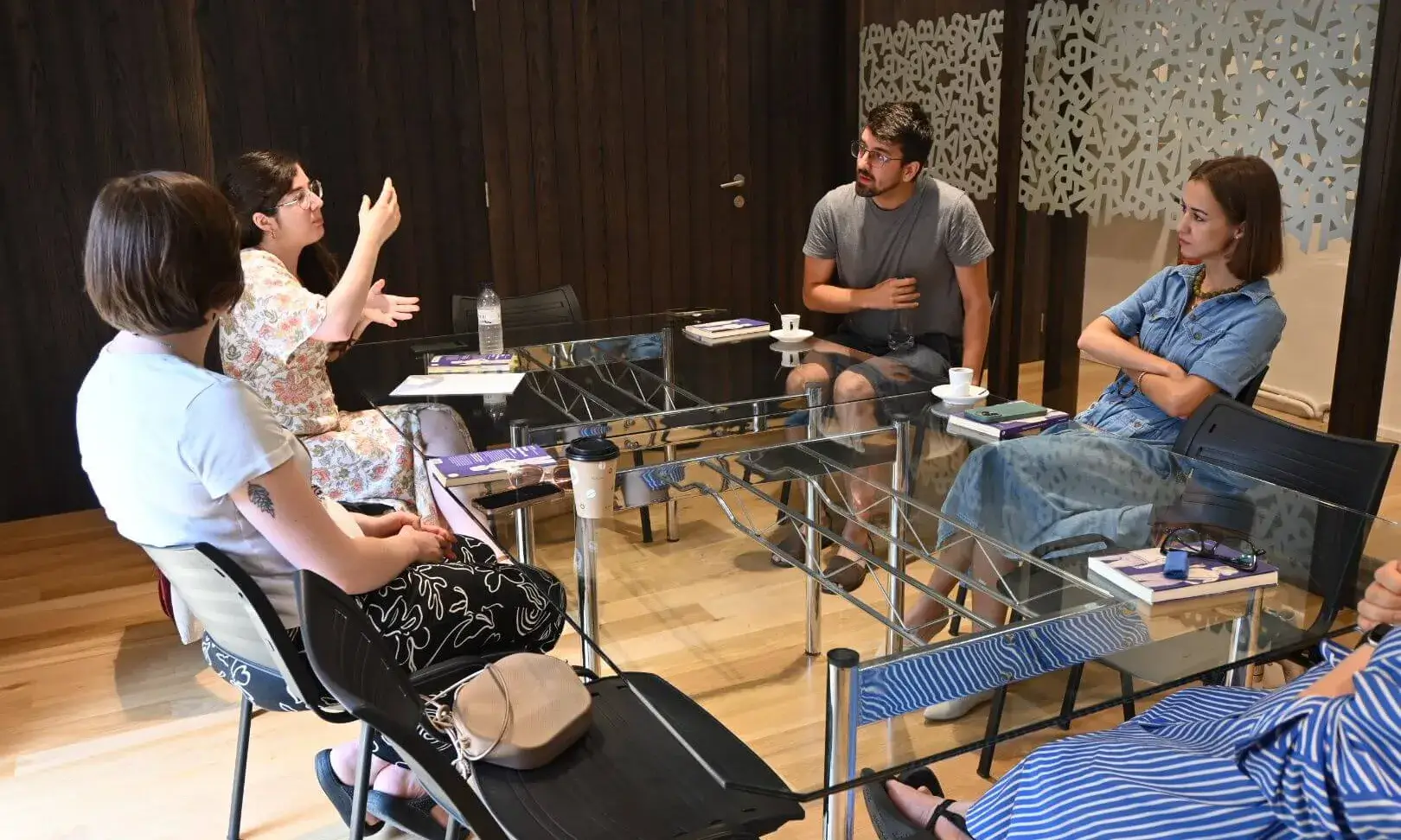 Un grup de persones reunides al voltant d'una taula. 