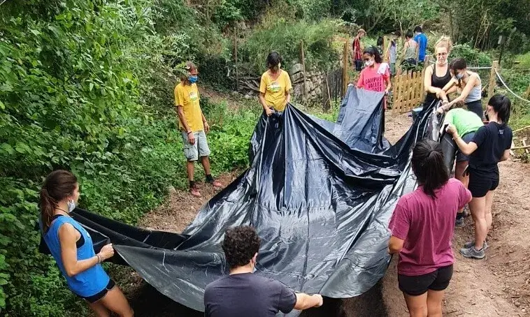 Preparant una bassa d'aigua artificial