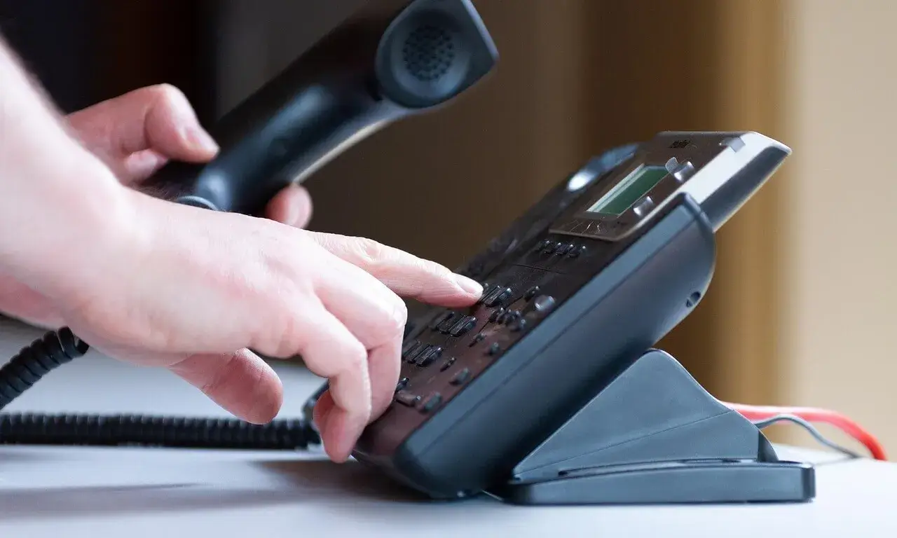El Telèfon de Prevenció de Suïcidi compta amb més d’un centenar de persones voluntàries, formades i supervisades per professionals de la salut mental.