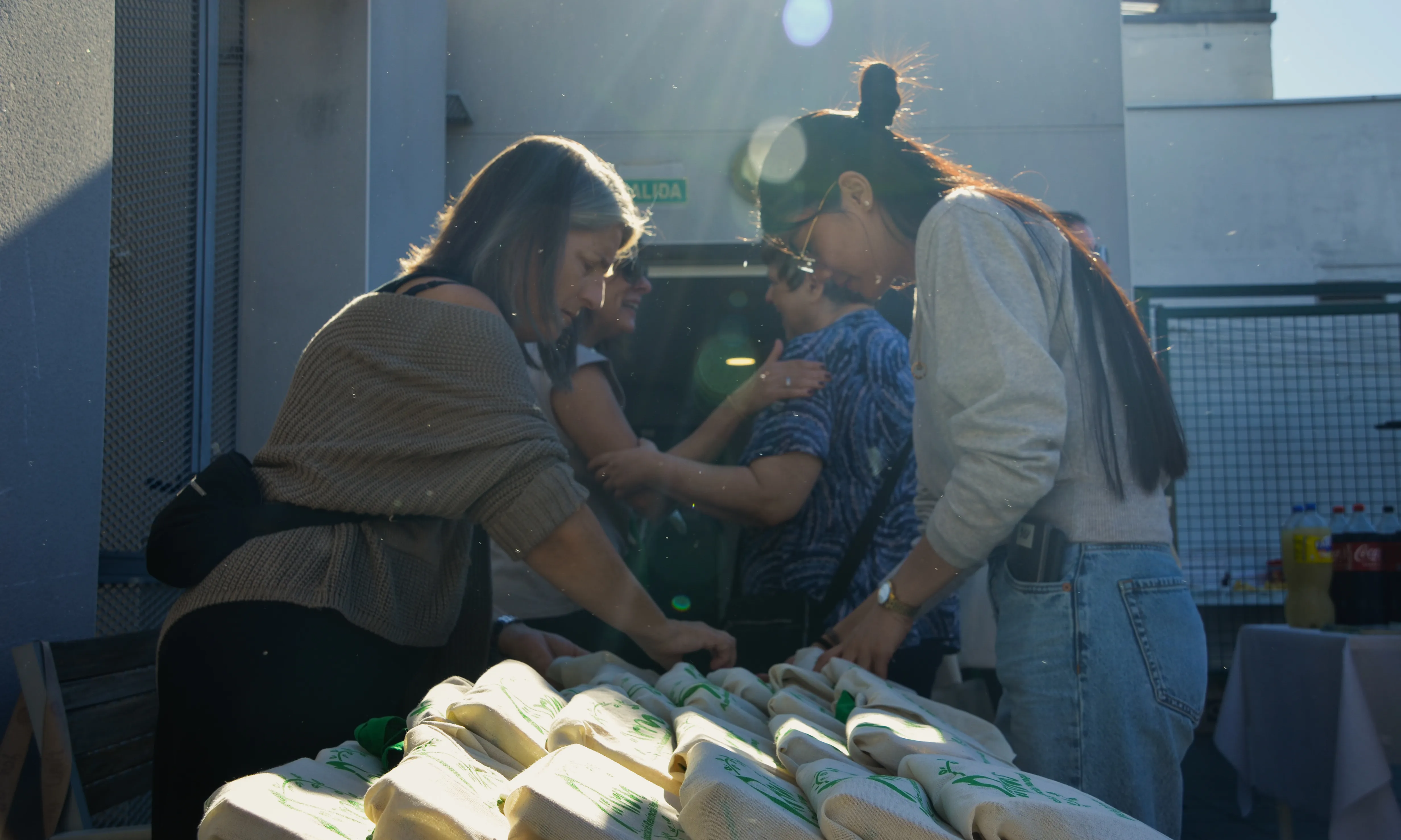 Persones usuàries i professionals de la Fundació Via-Guasp preparant bosses commemoratives durant la inauguració de la nova planta residencial.