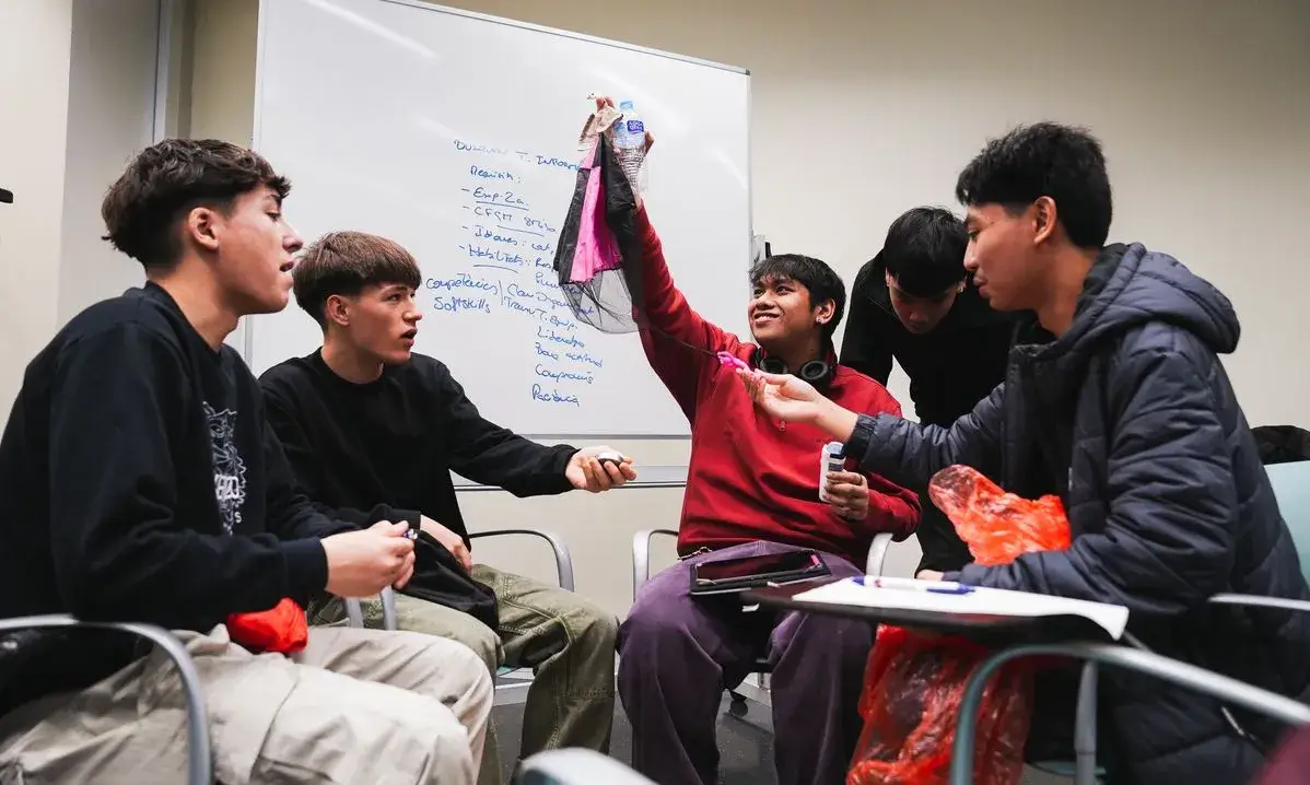 Joves treballen en grup a una formació del Projecte de Vida Professional a Barcelona Activa