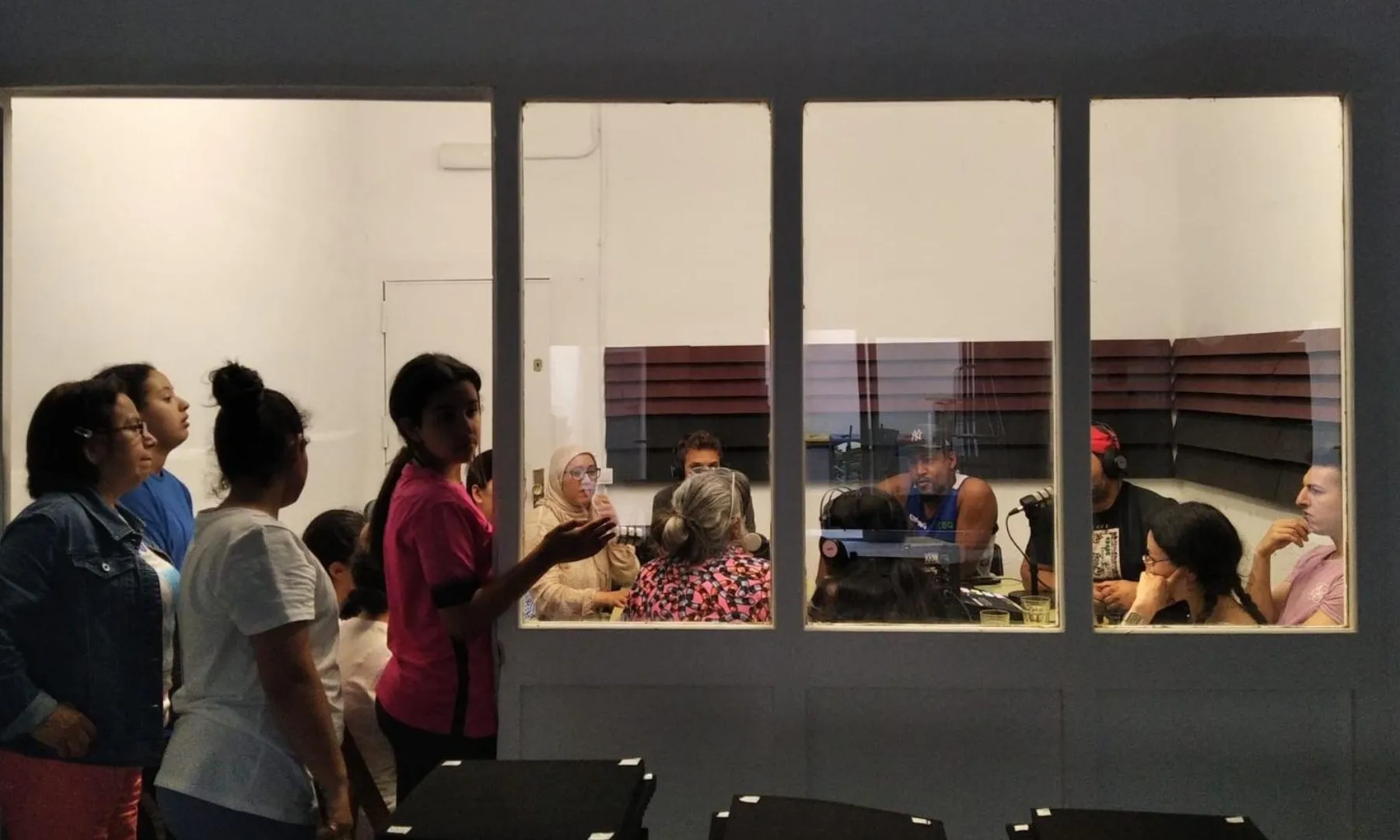 La ràdio forma part d’una xarxa més àmplia d’espais de defensa de drets, suport mutu, reflexió i creació col·lectiva.