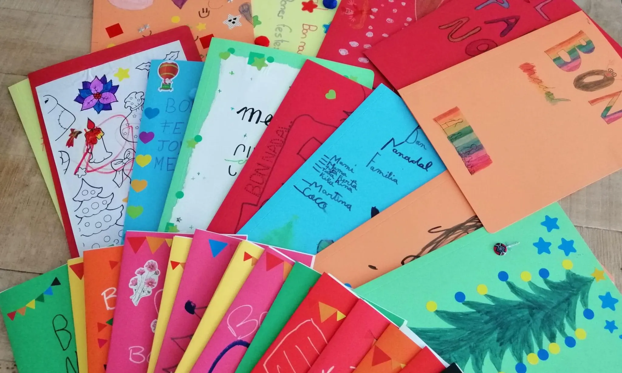 Una iniciativa carregada de solidaritat que recorda el valor del vincle humà i la màgia del Nadal compartit. Font: Associació de Famílies LGBTI+