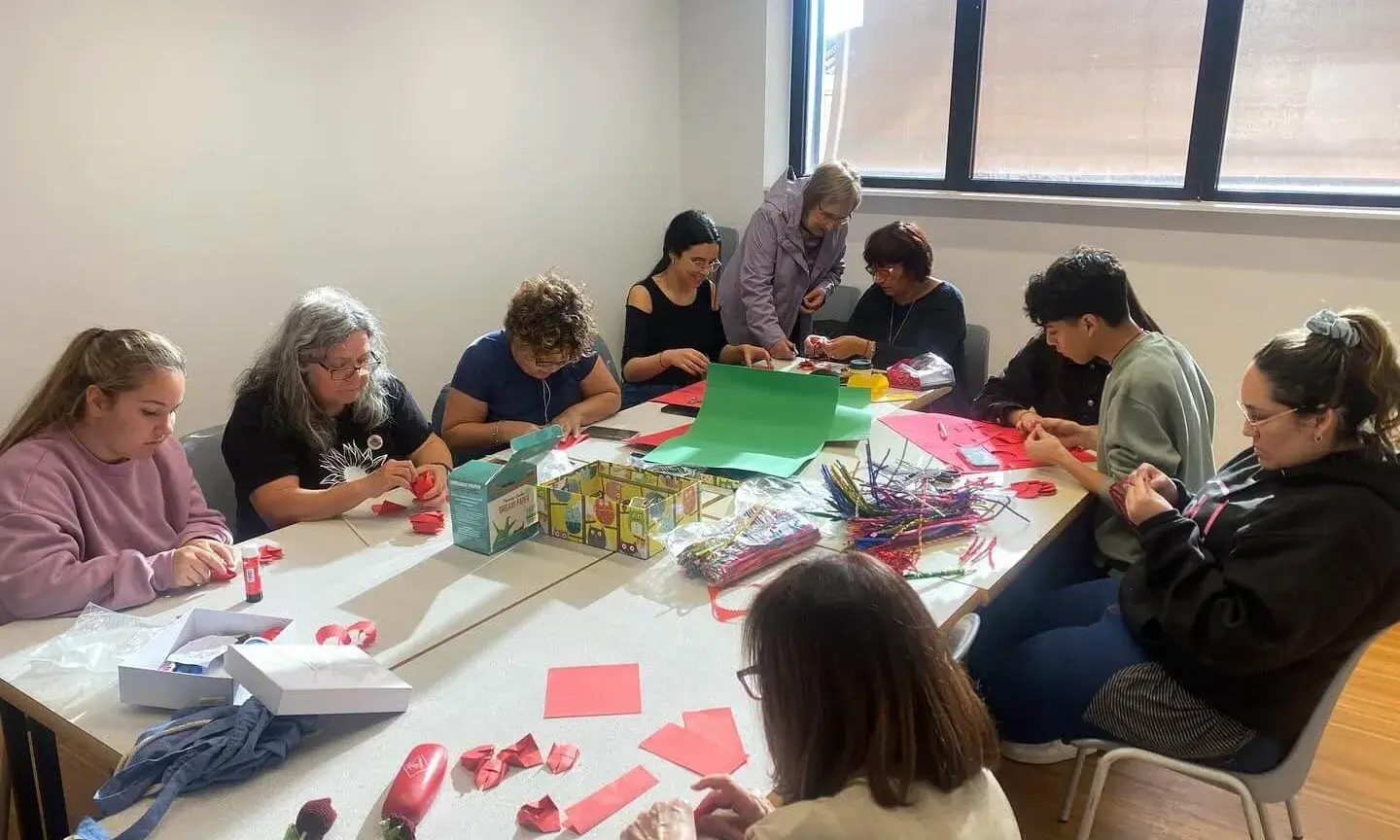També es pot donar suport a l'associació fent manualitats per poder vendre a les fires