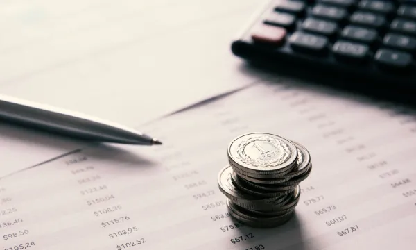 Una calculadora i diners.