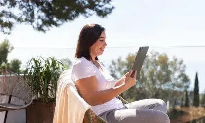 dona al sol amb una tauleta