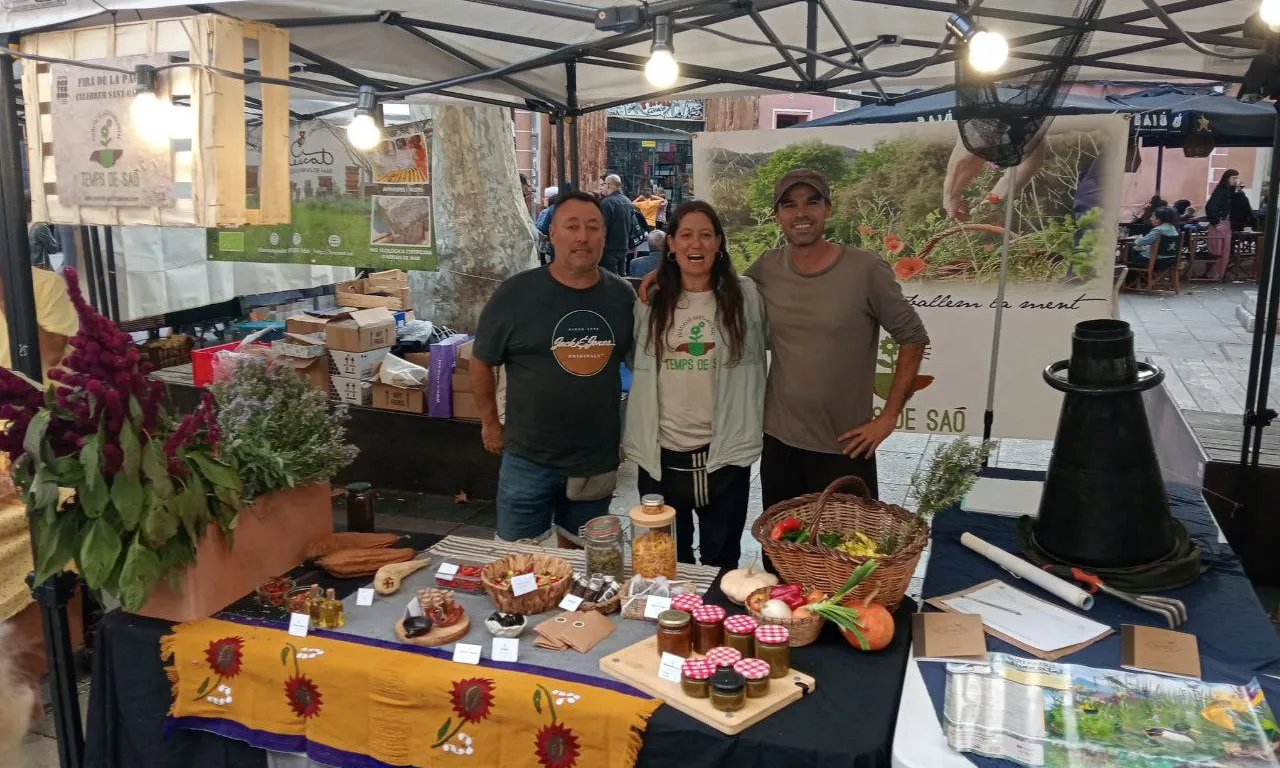 Paco, Helena Clos i Ferran Ballesta darrere del seu estand de Temps de Saó a la fira de Mataró.