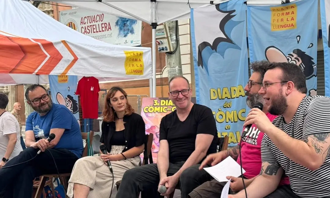 Persones parlant durant la Diada del còmic en català 2025
