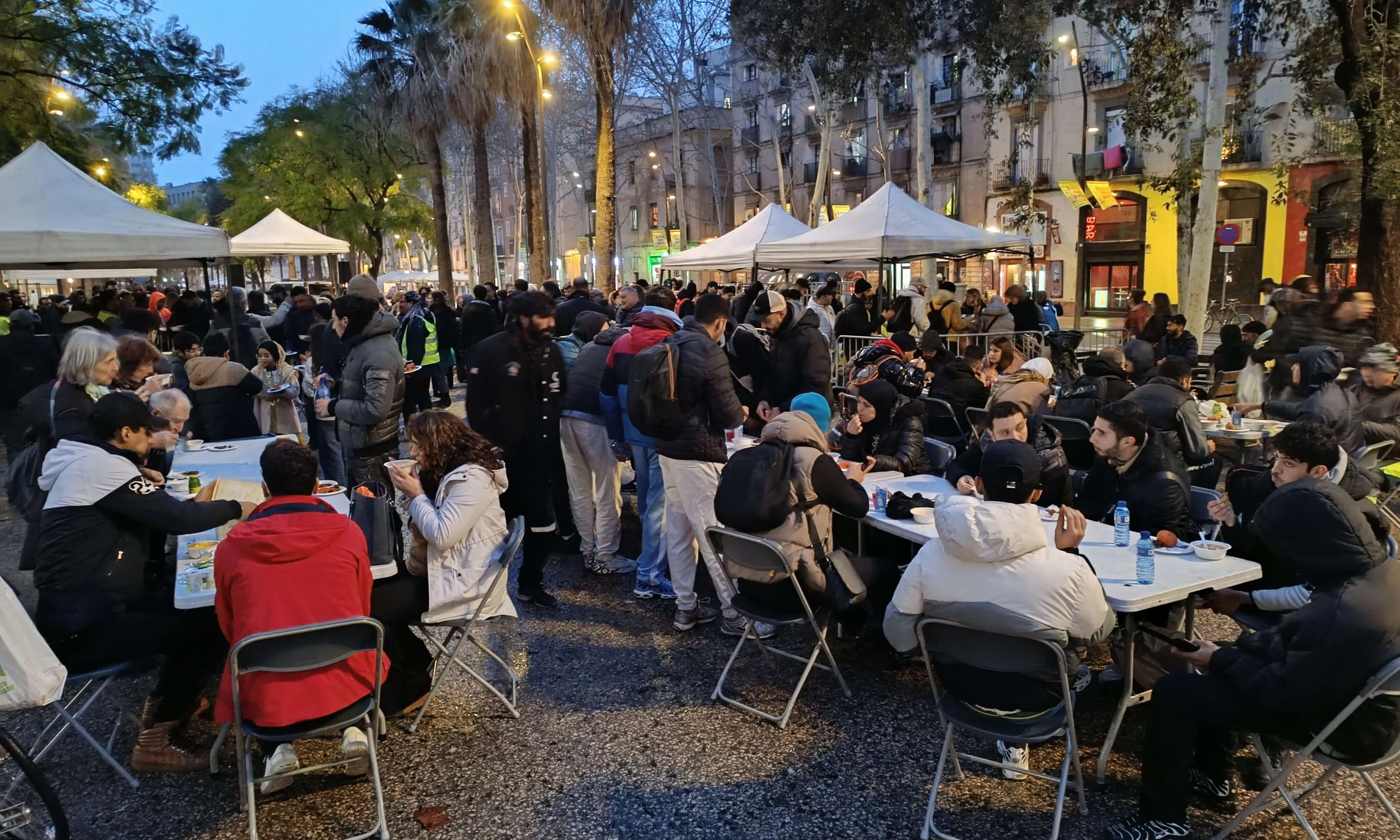 Imatge de la celebració de l'iftar popular del Raval de l'any anterior.