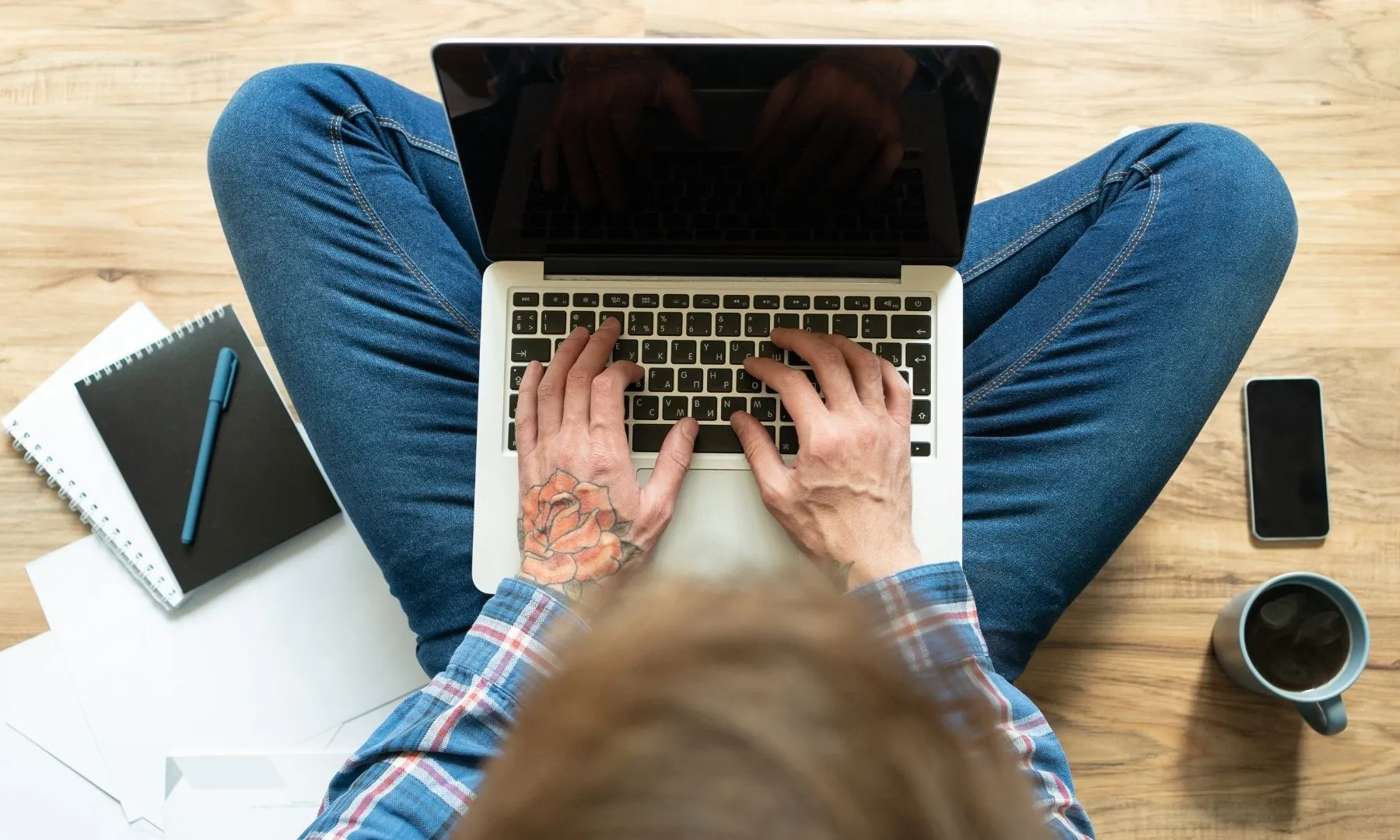 Persona treballant amb un ordinador.