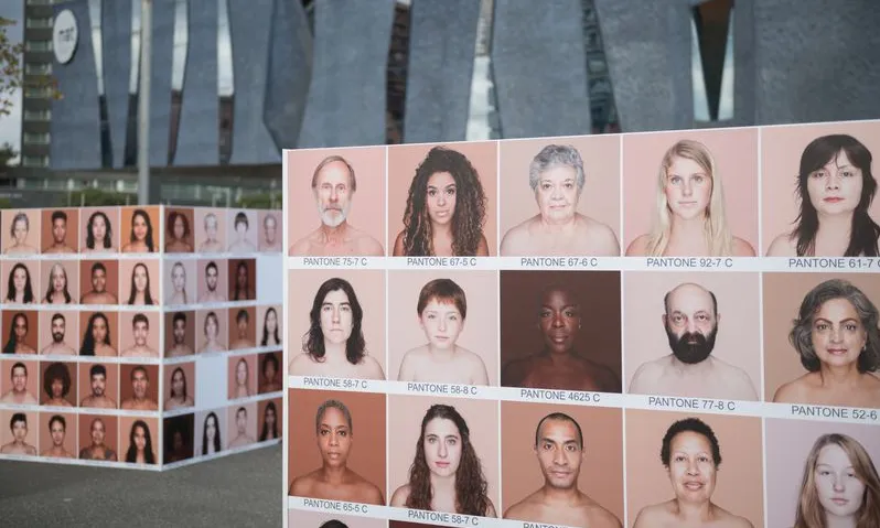 Tòtems amb les fotografies de l'exposició "Humanae", d'Angélica Dass, davant de l'edifici Fòrum durant el Fòrum Global de la UNESCO contra el Racisme i la Discriminació.