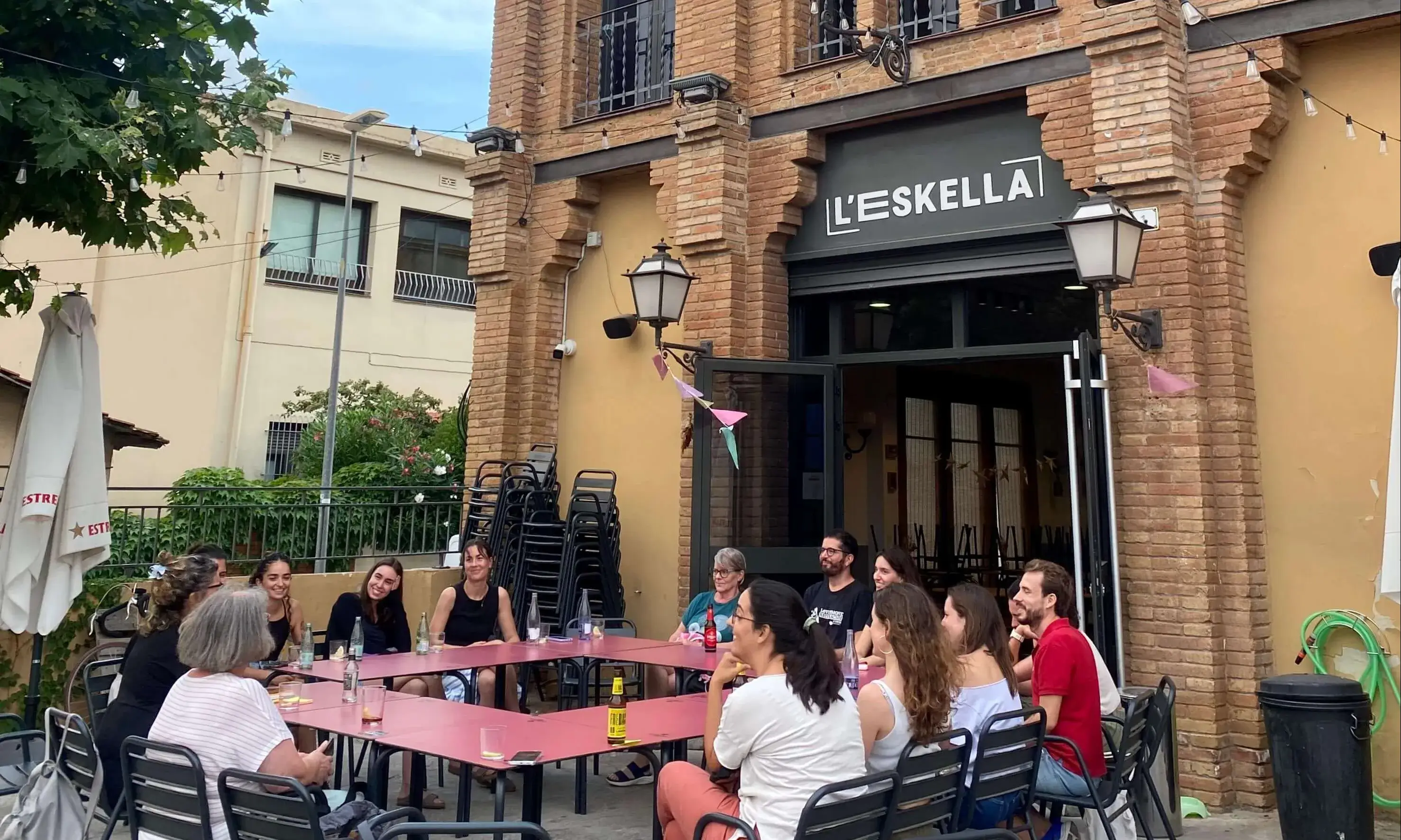 Grup de joves reunits a la terrassa de l'Eskella. 