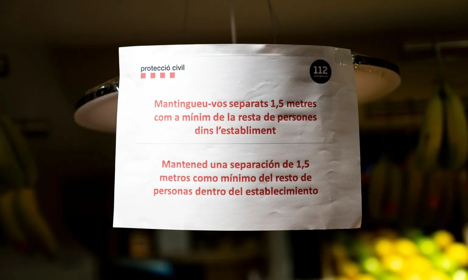 Cartell on es llegeix el següent: Mantingueu-vos separats 1,5 metres com a mínim de la resta de persones dins de l'establiment.