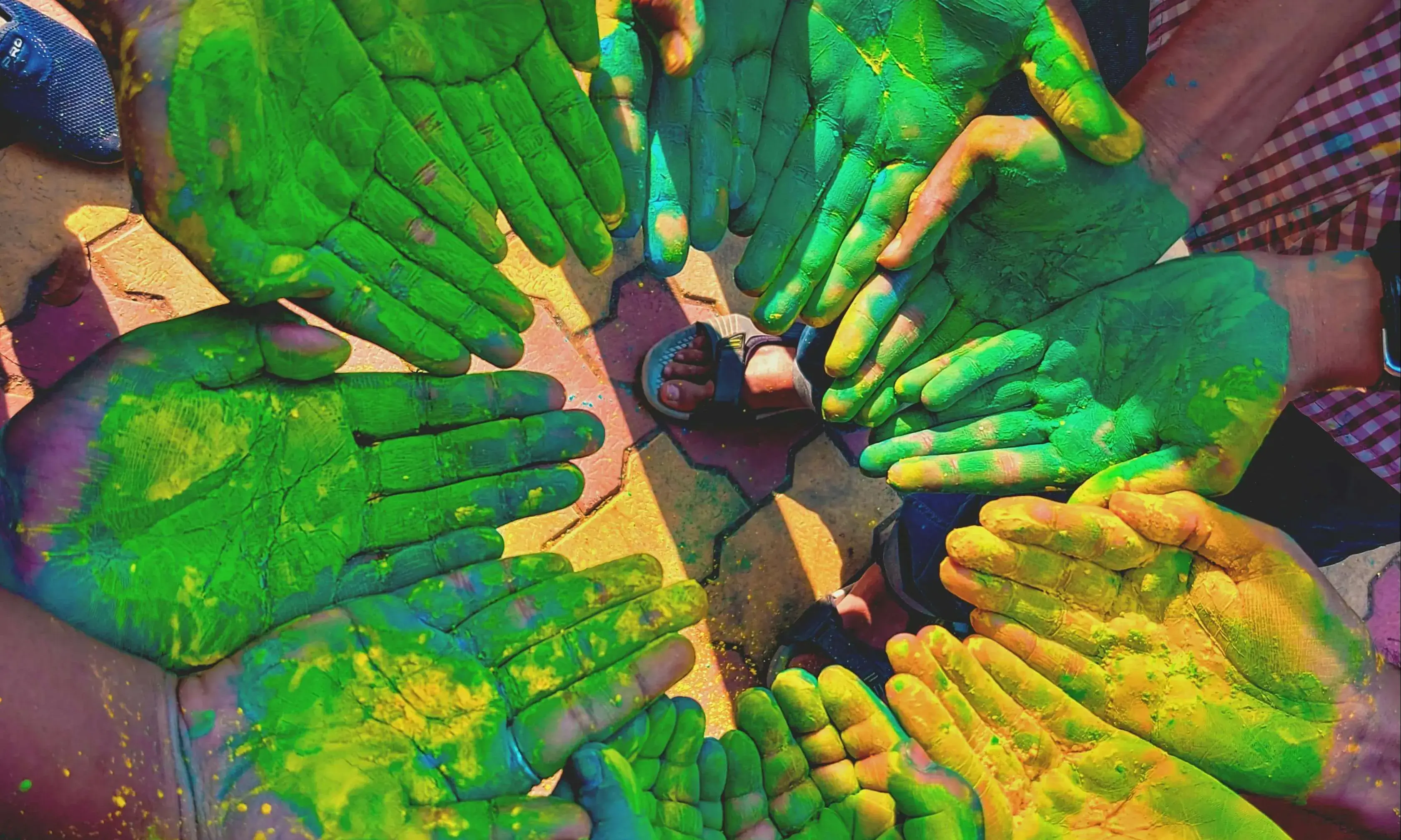 Mans juntes pintades de verd formant un cercle. 