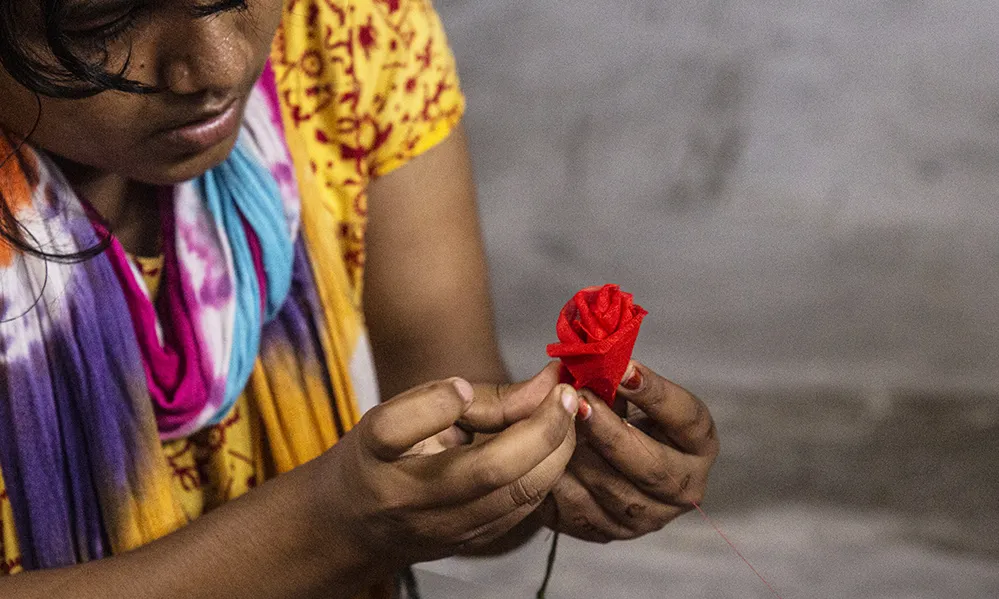 Gràcies a aquestes roses, des de l’entitat volen ajudar a construir un futur per a moltes dones que han sobreviscut al tràfic de persones.
