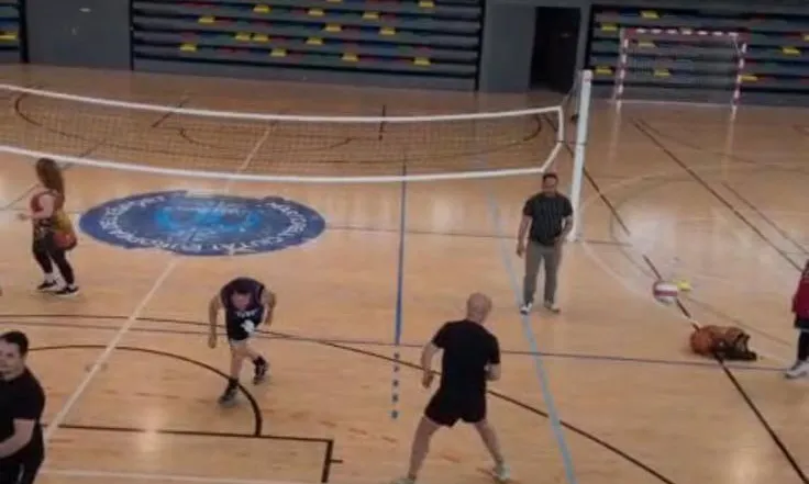 Participants jugant a volei