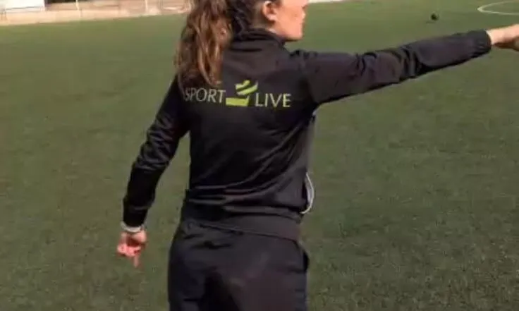 Coordinadora fundació sport2live donant instruccions