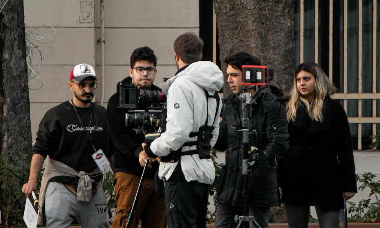Un grup de periodistes instal·lant equipament en un carrer