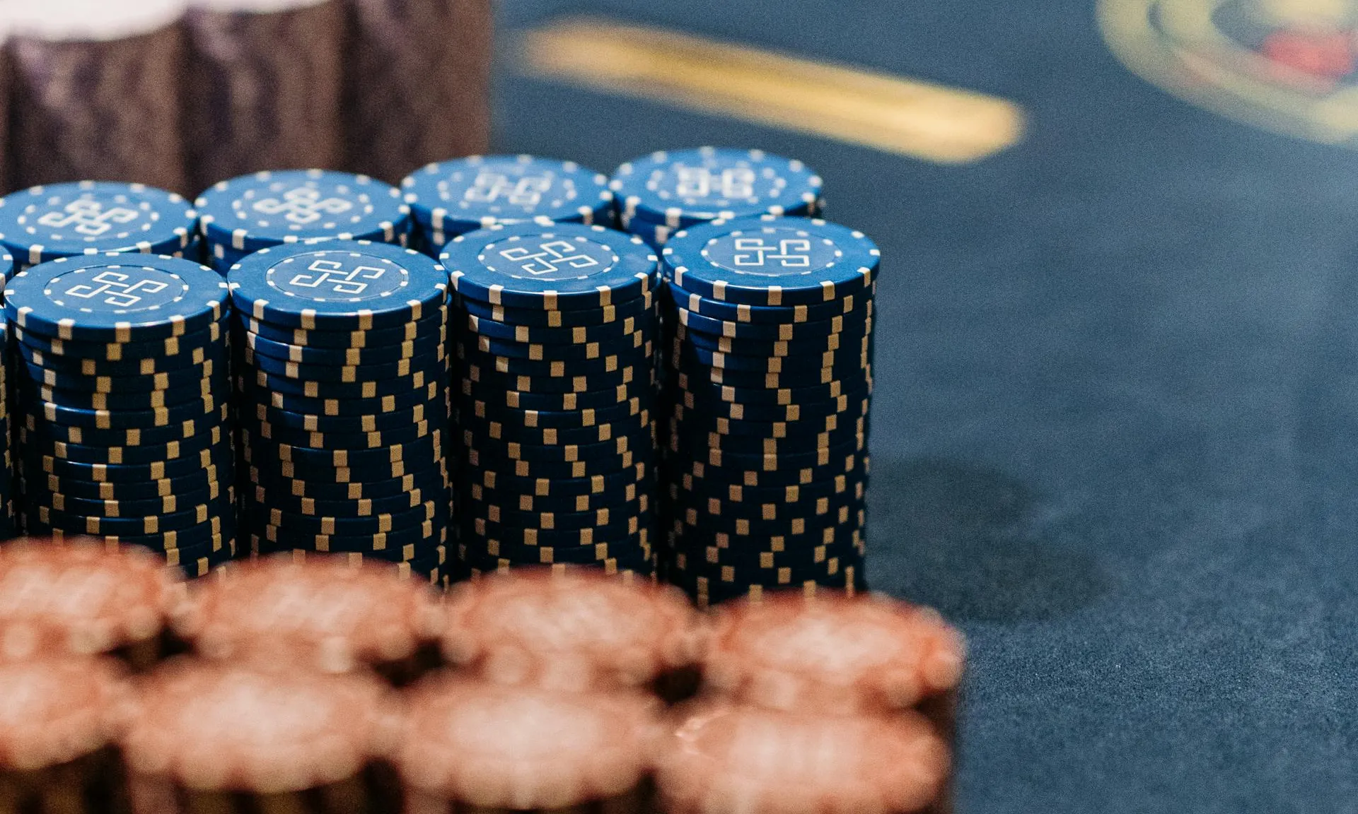 Fitxes de casino apilades sobre una taula de ruleta.