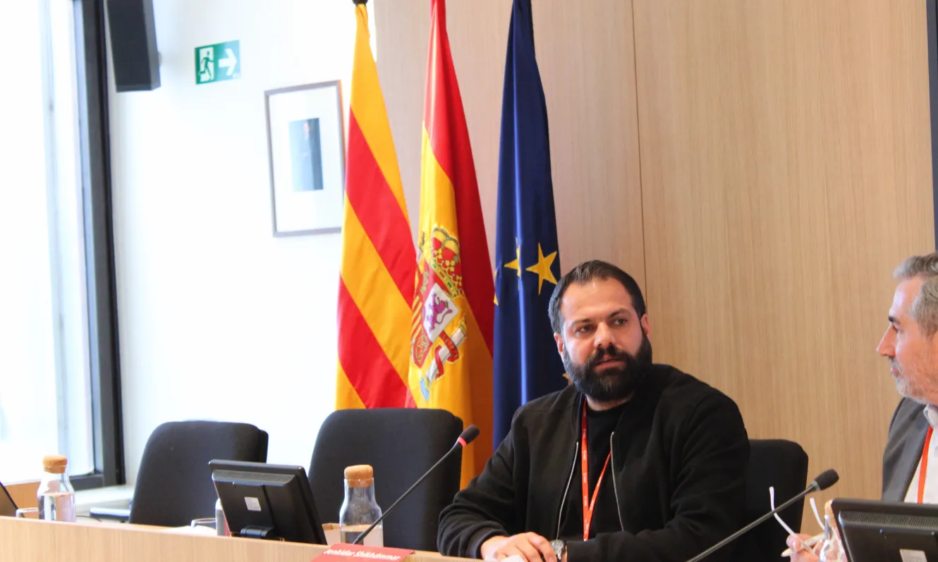 En Jenkidar ha hagut d'abandonar casa seva i la seva família per culpa de la guerra i la repressió que viu el poble kurd.
