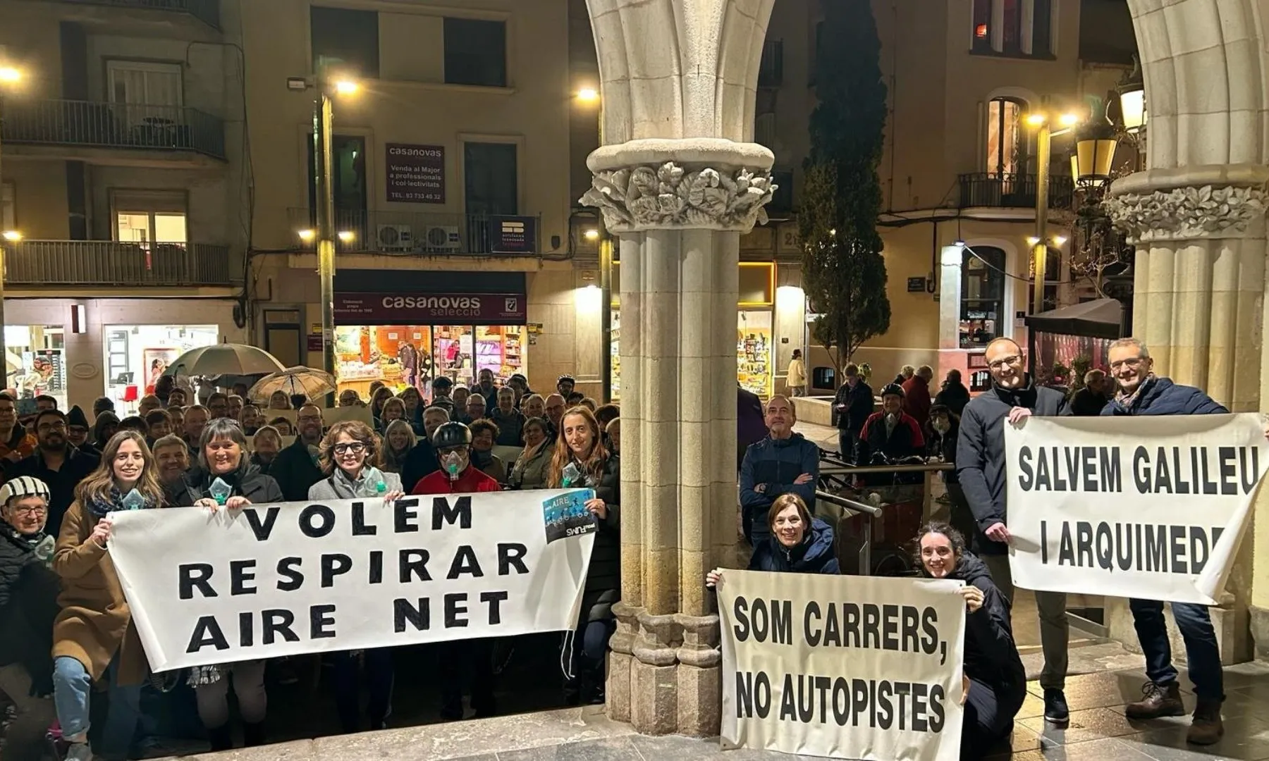 Grup de persones concentrades al carrer amb pancartes de la Plataforma Salvem Galileu i Arquímedes.