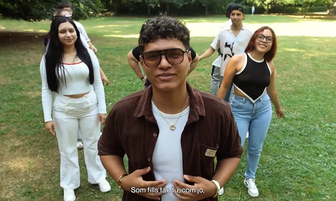 Fotograma del videoclip del tema 'Tant tu com jo'.
