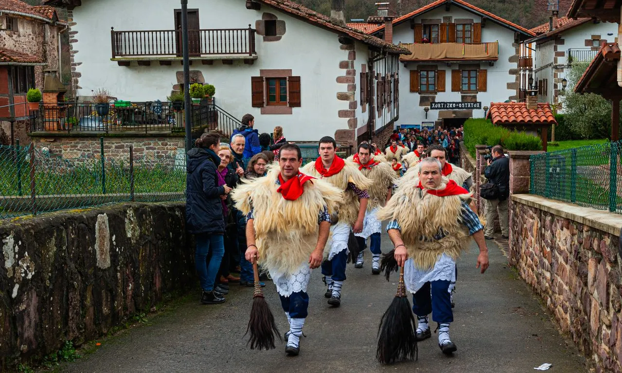 Homes amb vestimenta tradicional desfilen per Ituren, Espanya.