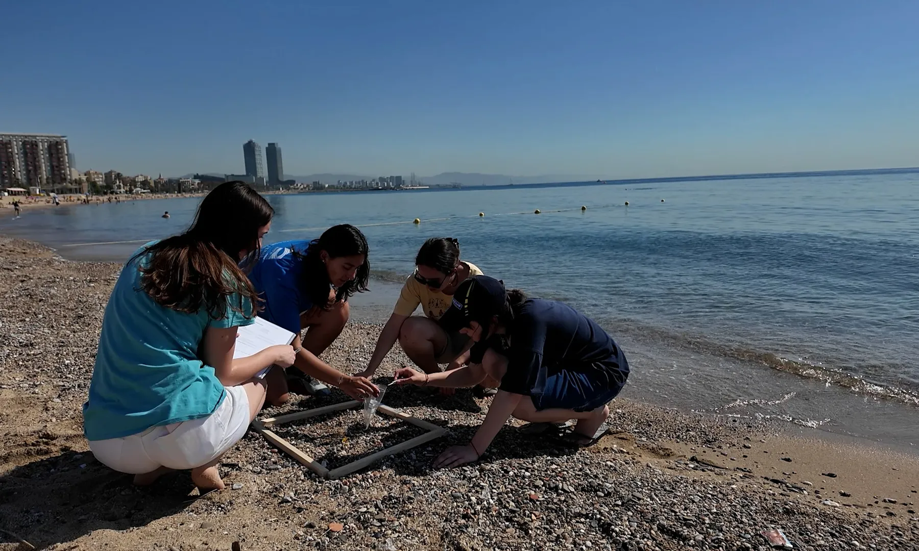 Quatre noies classificant residus que acaben de recollir a la platja.