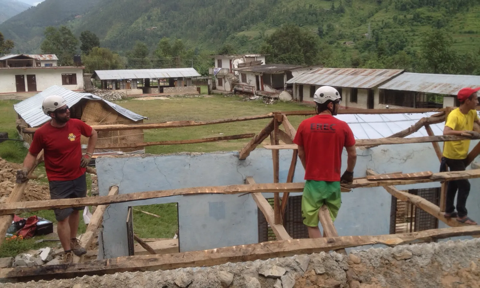 Reconstrucció d'una escola al Nepal després del terratrèmol del 2015.