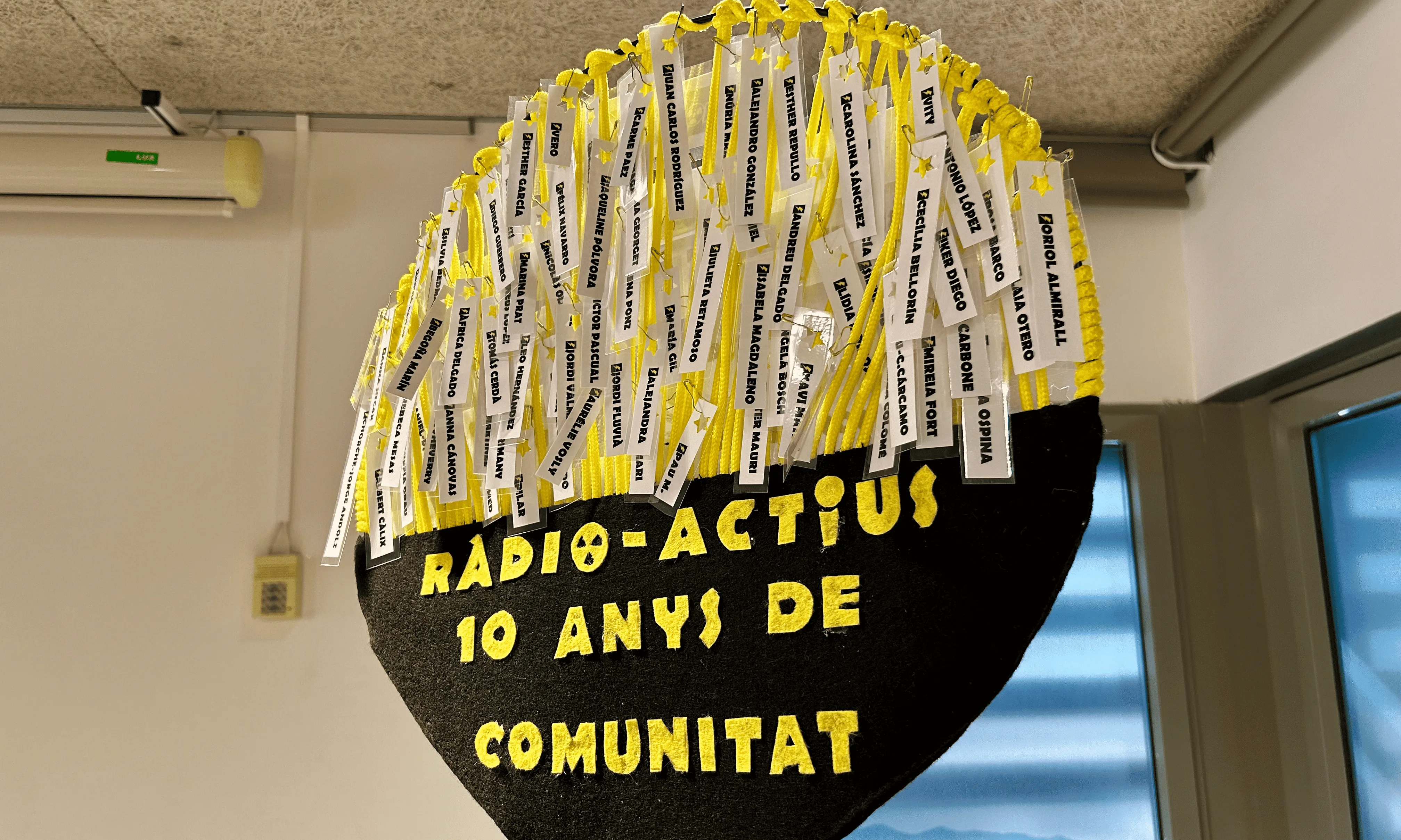 Detall de l'exposició del Centre Cultural Albareda on es poden veure els noms de totes les participants de Ràdio-actius.