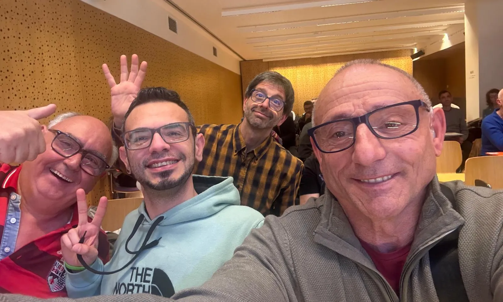 El grup està preparant un taller de llengua de signes obert tant a persones vinculades a l’entitat com a públic extern. Font: Casal Lambda