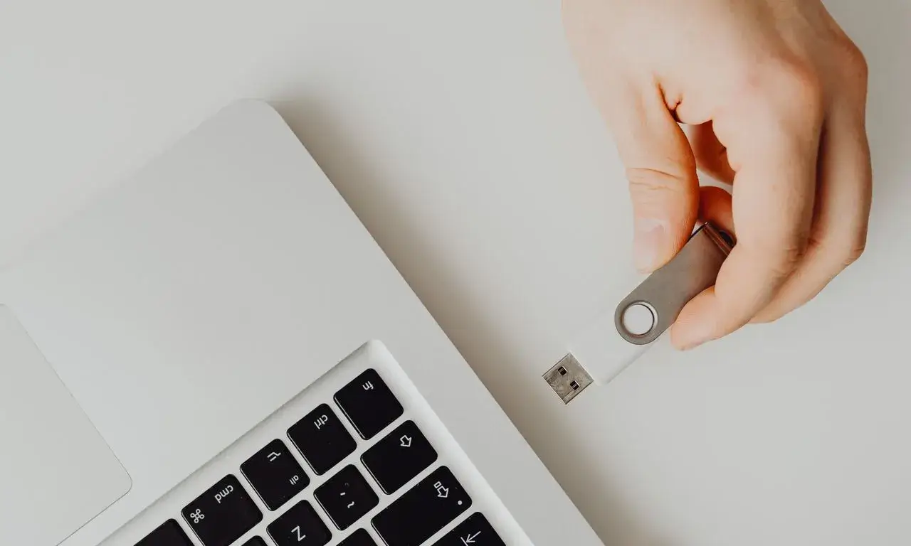 Inserció manual d'una memòria USB en un portàtil