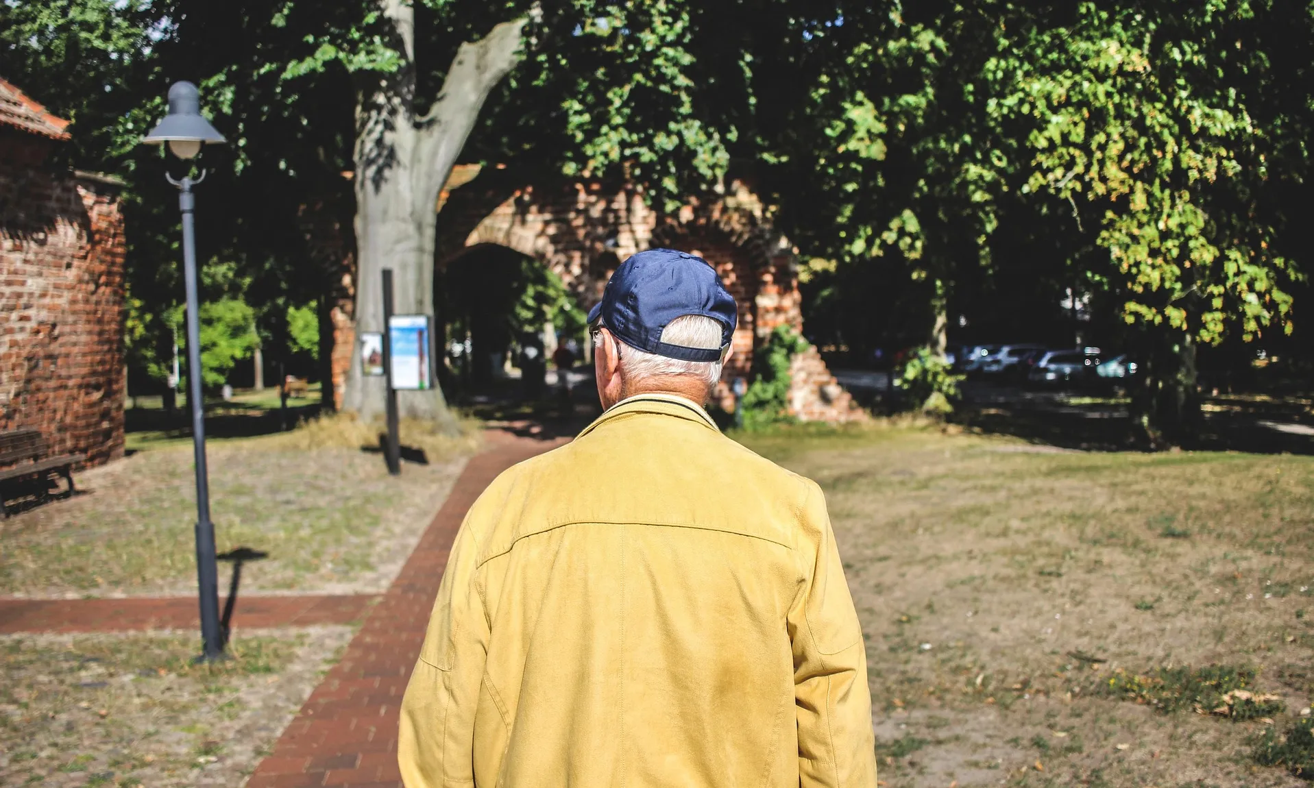 Persona gran caminant per un parc